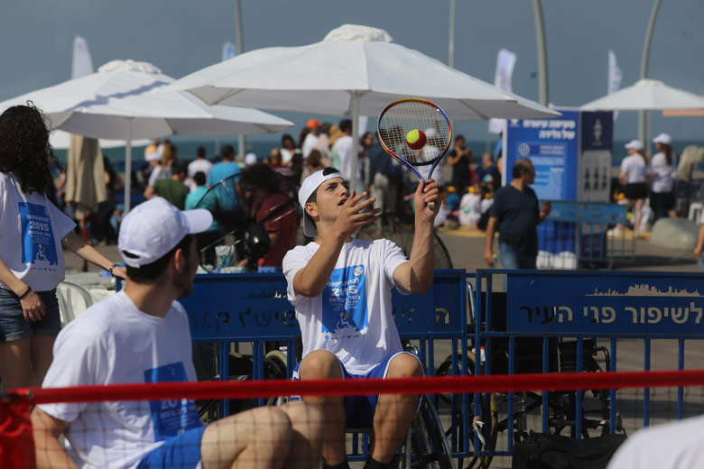 טניס בכיסא גלגלים בהפנינג בנמל תל אביב 'להרגיש נגישות' | צילום: ליאור סביליה 