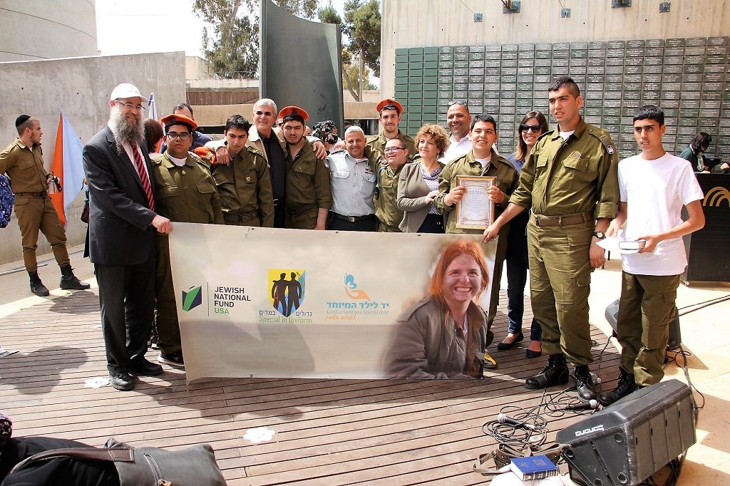11 הושבעו לצבא הגנה לישראל, 11 צעירים עם צרכים מיוחדים המשתתפים בתכנית גדולים במדים | צילום: חנה עזריאל 11 הושבעו לצבא הגנה לישראל, 11 צעירים עם צרכים מיוחדים המשתתפים בתכנית גדולים במדים