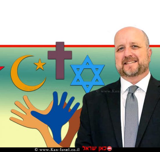 אברמי טורם, נציב שוויון זכויות לאנשים עם מוגבלות במשרד המשפטים, ברקע סימני דת; יהודי, איסלמי, נוצרי ודרוזי | צילום: depositphotos.com | עיבוד ממחושב: שולי סונגו©